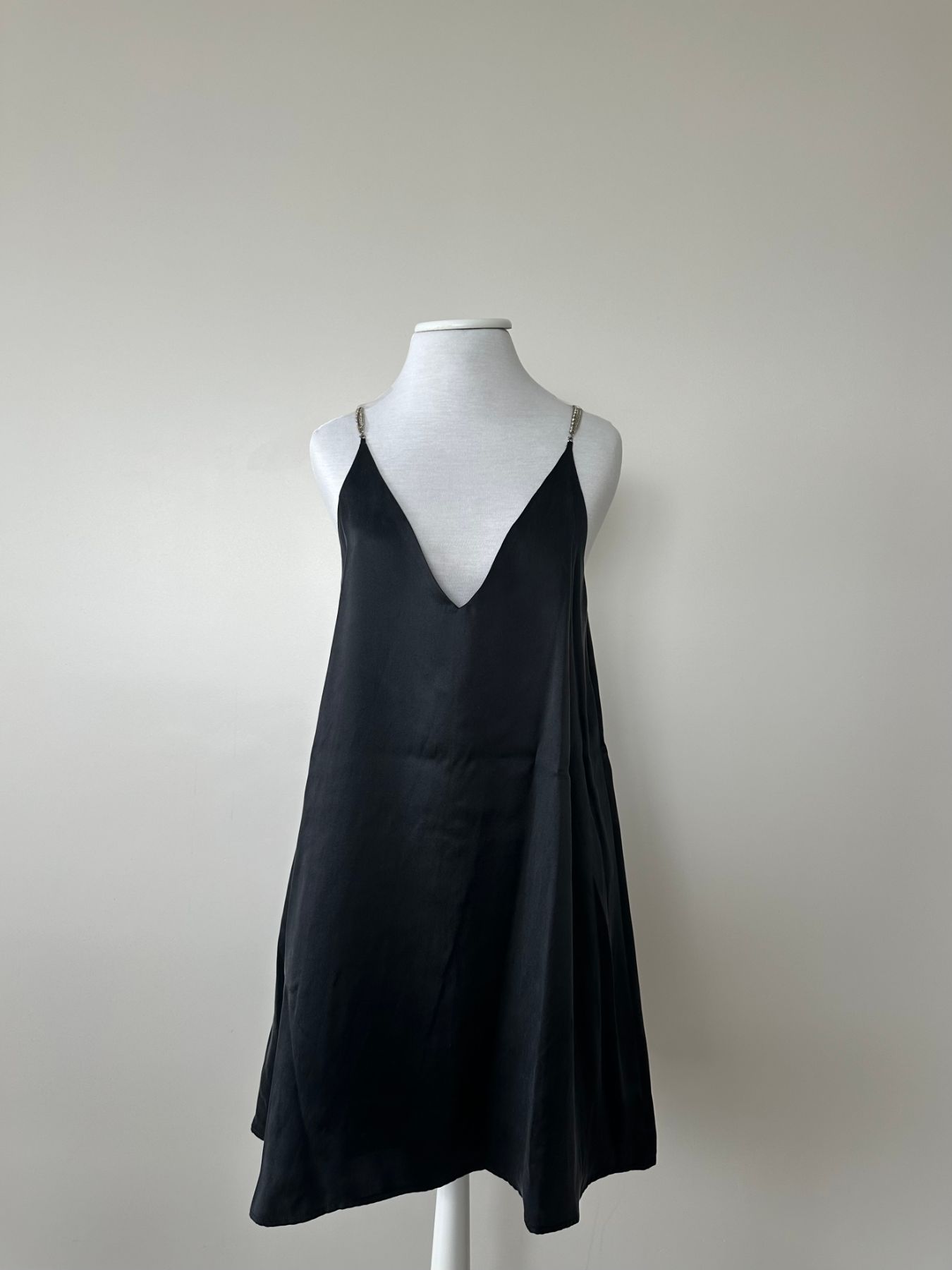 Vestido slip negro con breteles de cadena y strass