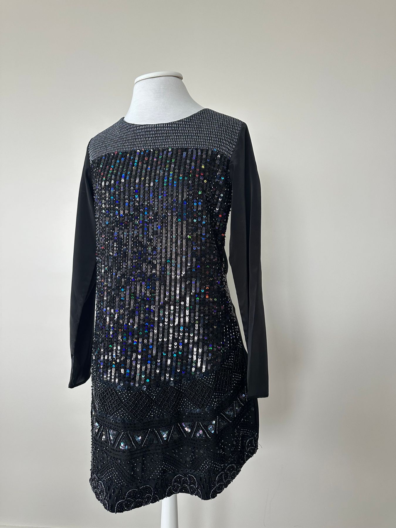 Vestido de fiesta corto negro con lentejuelas y bordado artesanal