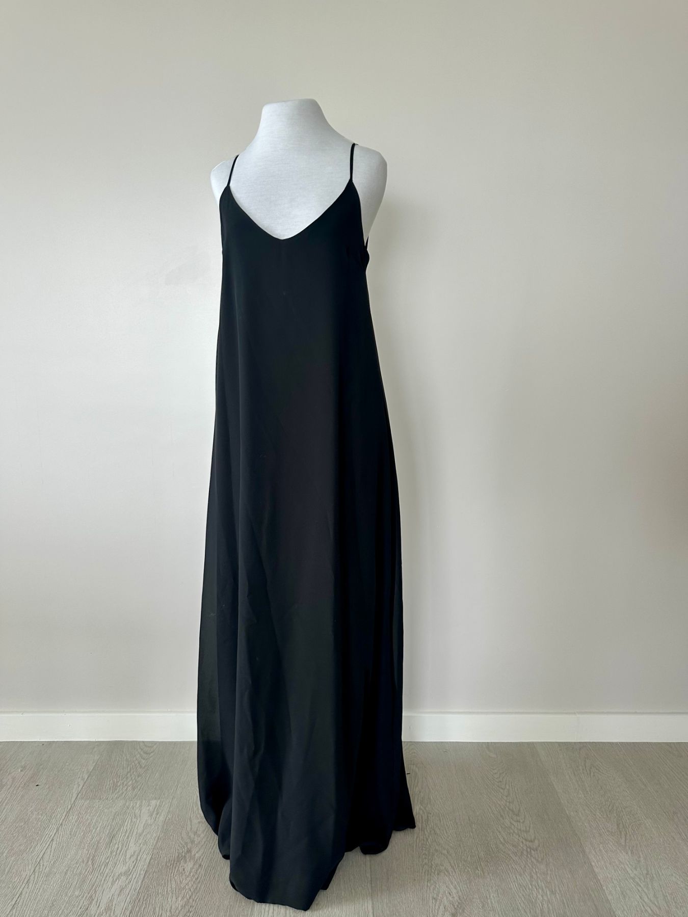 Vestido largo negro con espalda descubierta y tirantes finos