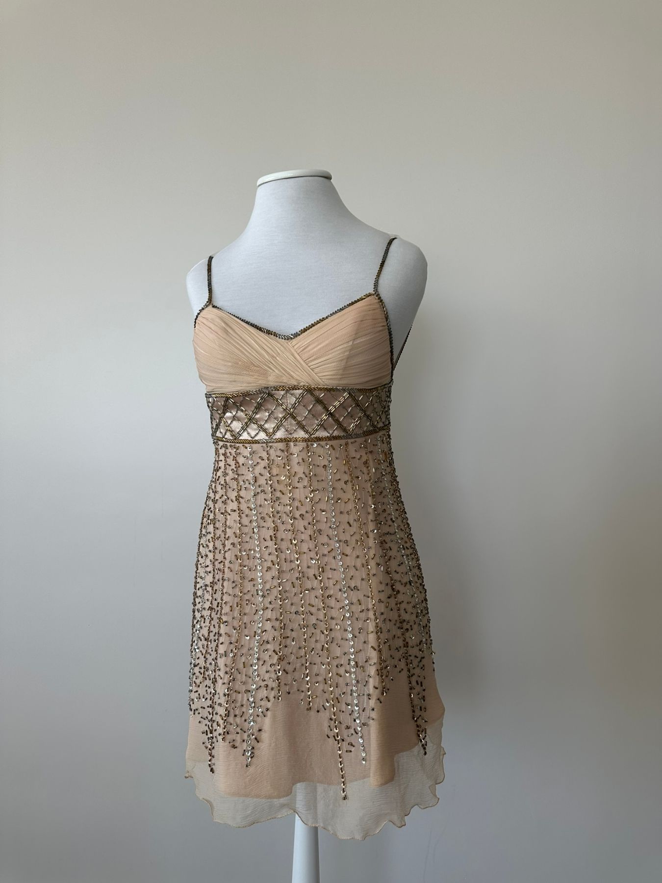 Vestido de 15 corto nude con bordado en piedras y lentejuelas