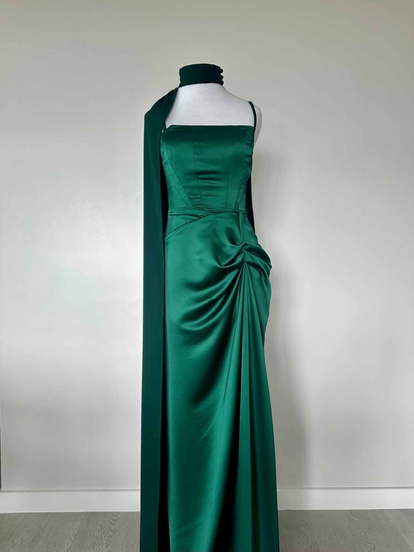Vestido largo verde esmeralda con corsé y capa