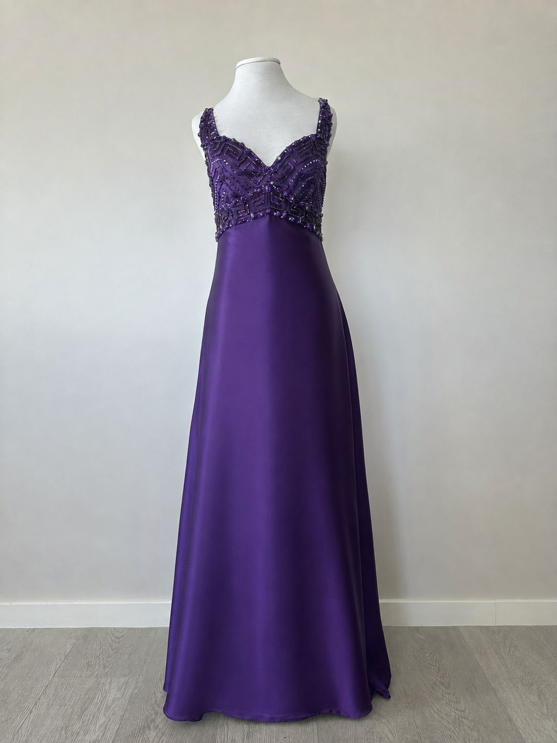 Vestido de fiesta largo violeta con corpiño bordado